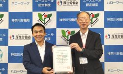 ユースエール認定式(正面、近め、縦、笑顔)①